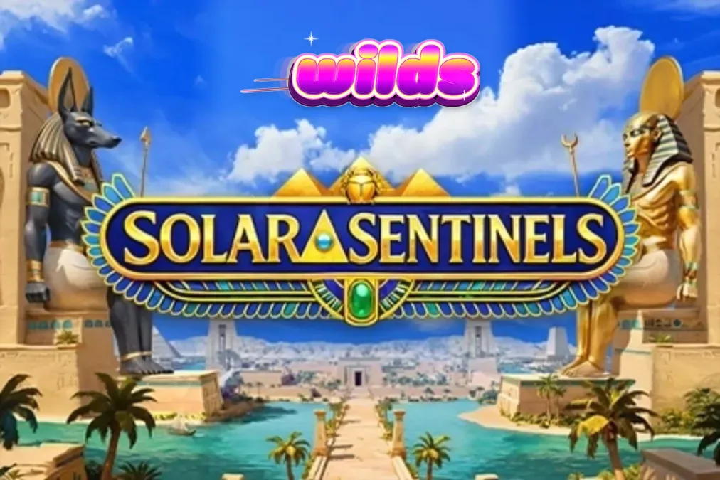 Pemandangan sinematik dari slot Solar Sentinels dengan latar belakang monumen Mesir kuno dan Sungai Nil.